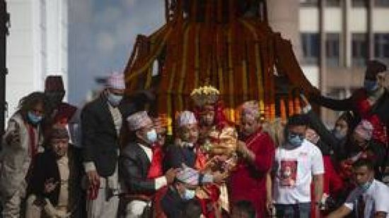 الآلاف يحتفلون بقلب العاصمة النيبالية بعيد "إندرا جاترا"  