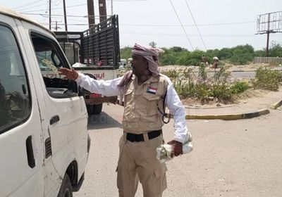 وسط حفاوة شعبية.. انتشار رجال المرور بالزي الجنوبي