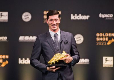 ليفاندوفسكي يفجر مفاجأة: اجتمعت برئيس ريال مدريد