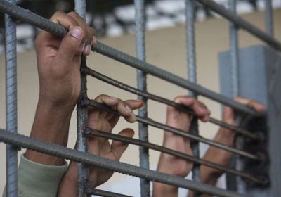 الشرعية تواصل احتجاز عشرات المعتقلين بشبوة