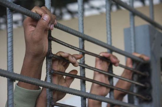 الشرعية تواصل احتجاز عشرات المعتقلين بشبوة