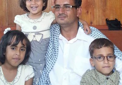 نافذون يعتدون على منزل صحفي بتعز