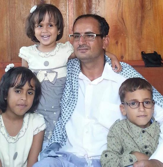 نافذون يعتدون على منزل صحفي بتعز