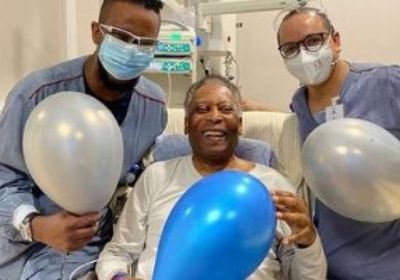 بيليه يطمئن جمهوره على حالته الصحية