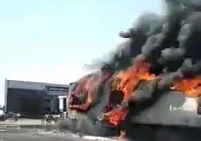 اشتعال النيران بشاحنة في شقرة