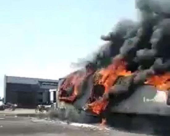 اشتعال النيران بشاحنة في شقرة