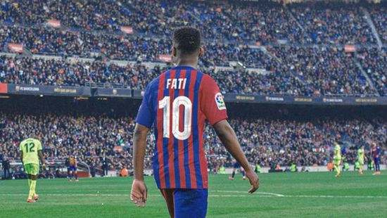  فاتي يخطف الأنظار في ظهوره الأول برقم ميسي