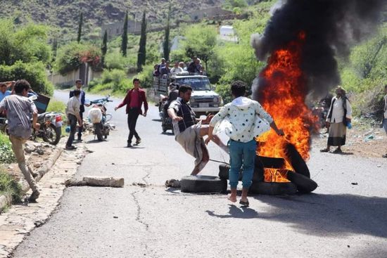 مسلحو الإخوان يفتحون النار على متظاهري تعز