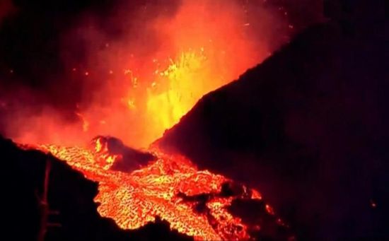 أسبانيا.. تجدد تدفق الحمم البركانية