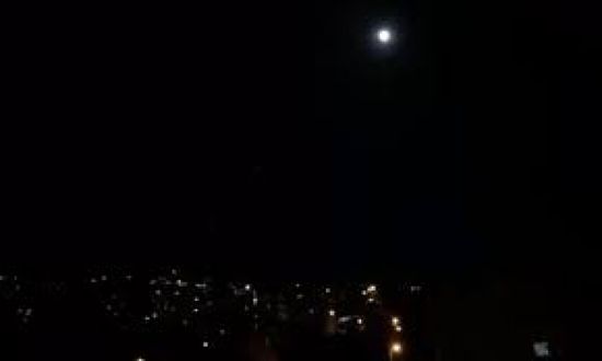 طائرات مجهولة تستهدف قاعدة لفصائل مدعومة إيرانيًا بسوريا