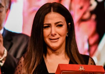 رامي رضوان يدعم دنيا سمير غانم بعد انهيارها خلال تكريم والديها
