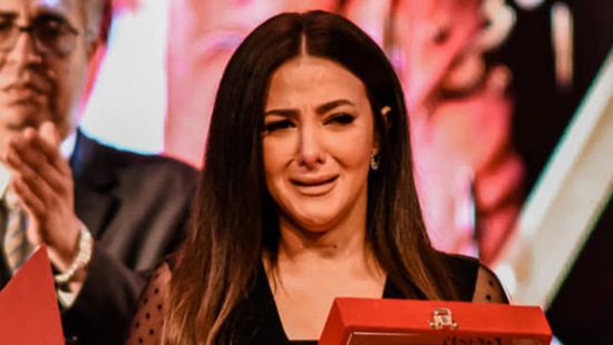 رامي رضوان يدعم دنيا سمير غانم بعد انهيارها خلال تكريم والديها