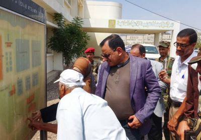 السقطري يطلع على أضرار مركز الأحياء المائية بالبريقة