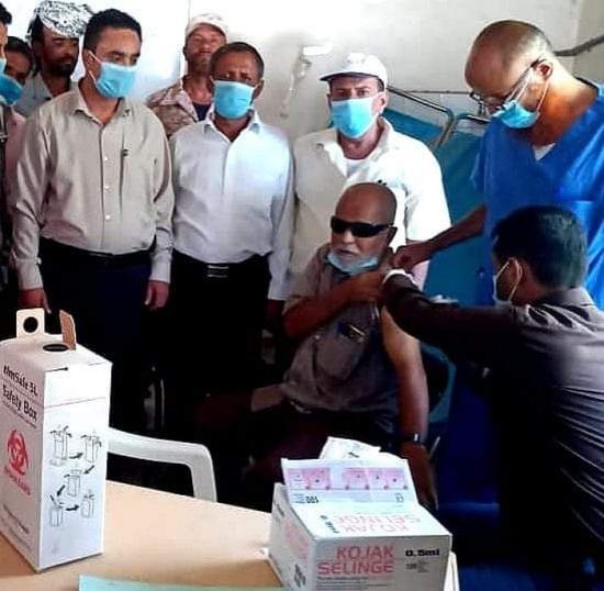 "ردفان العام" يوزع الجرعة الثانية من لقاح كورونا
