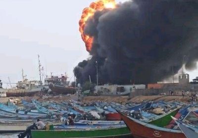 حريق ضخم في ميناء الشحر يخلف 4 ضحايا (صور)