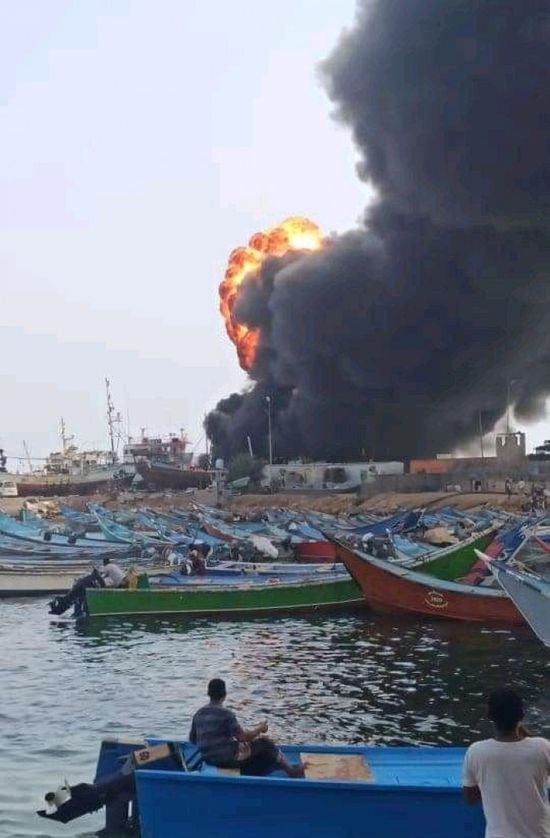 حريق ضخم في ميناء الشحر يخلف 4 ضحايا (صور)
