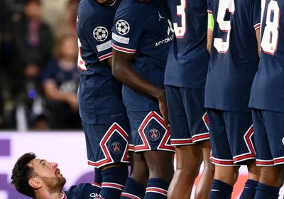  نيمار يسخر من رقدة ميسي خلف الحائط "ماذا تفعل؟"