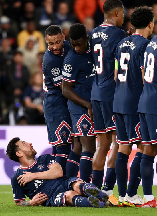  نيمار يسخر من رقدة ميسي خلف الحائط "ماذا تفعل؟"