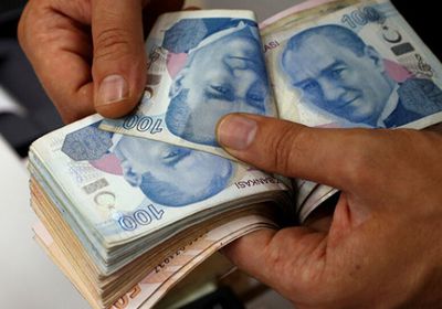 الليرة التركية تتراجع أمام الدولار لأدنى مستوى