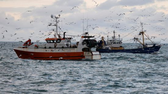 فرنسا تبحث إجراءات ضد بريطانيا بسبب نزاع حقوق الصيد البحري