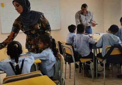 "خليفة الإنسانية" توزع المناهج التعليمية على مدارس سقطرى