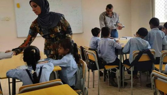 "خليفة الإنسانية" توزع المناهج التعليمية على مدارس سقطرى