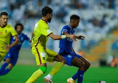 الهلال يتعثر في التعادل أمام الحزم ويضيع الصدارة