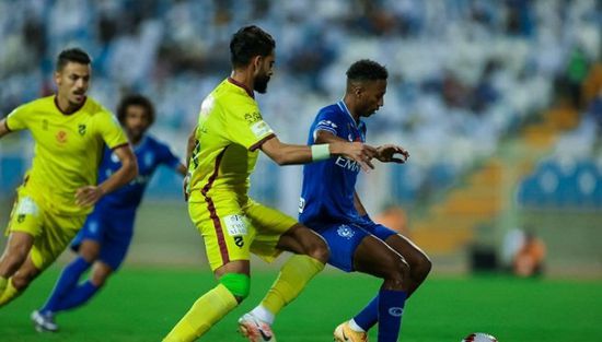 الهلال يتعثر في التعادل أمام الحزم ويضيع الصدارة