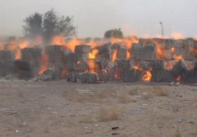 شاهد.. قصف حوثي على مستودعات "إخوان ثابت" في الحديدة