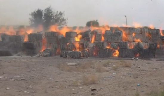 شاهد.. قصف حوثي على مستودعات "إخوان ثابت" في الحديدة