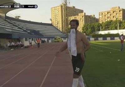 حدث في الكرة المصرية.. لاعب يحتفل بطريقة تعرضه للطرد