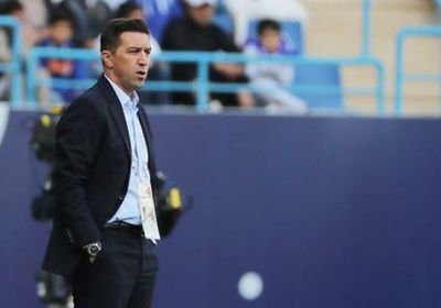 أهلي جدة يقترب من إقالة مدربه بعد خسارة الديربي