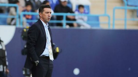 أهلي جدة يقترب من إقالة مدربه بعد خسارة الديربي