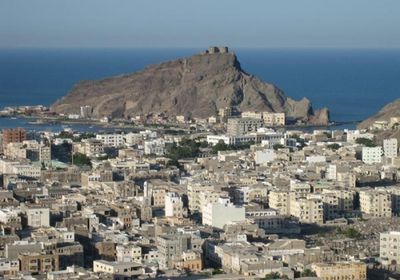 تلاحق إرهابيين.. الأجهزة الأمنية بكريتر للمواطنين: ألزموا منازلكم