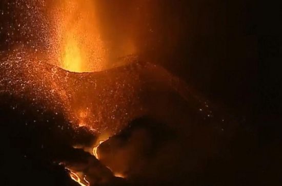 ثوران بركان لا بالما يرسل خطوطًا من الحمم البركانية