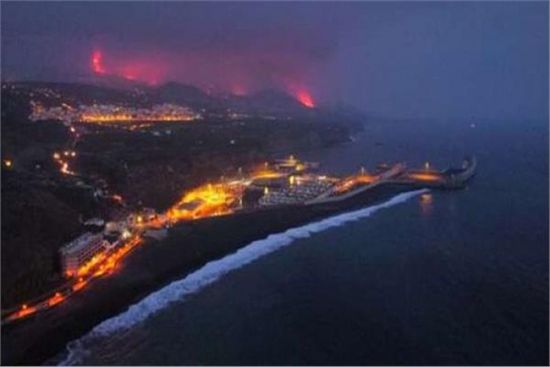 السلطات الإسبانية تطالب سكان لابالما بالبقاء في منازلهم