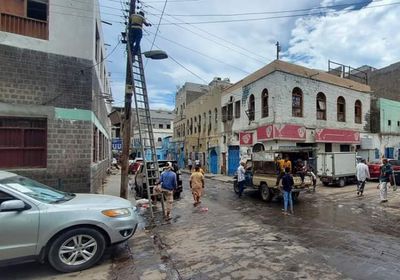 أعمال صيانة في خطوط كهرباء كريتر