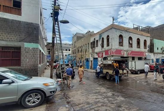 أعمال صيانة في خطوط كهرباء كريتر