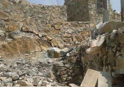 مسؤول يهدم منزل جاره في تعز.. ويشرد أسرته