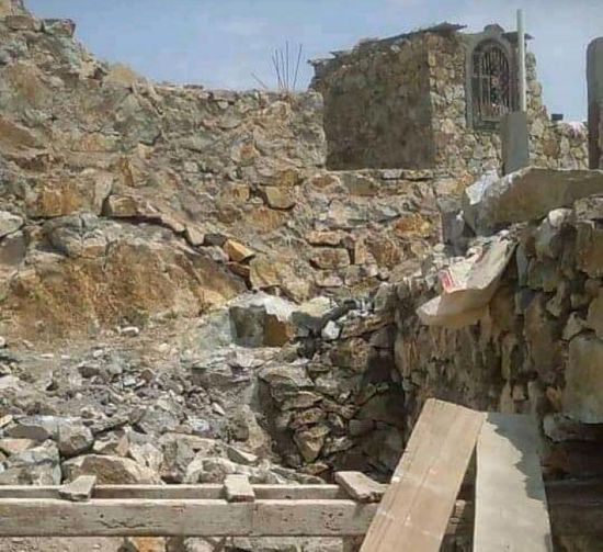 مسؤول يهدم منزل جاره في تعز.. ويشرد أسرته