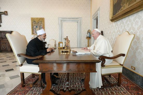شيخ الأزهر وبابا الفاتيكان يناقشان جهودهما المستقبلية في ترسيخ الأخوة الإنسانية