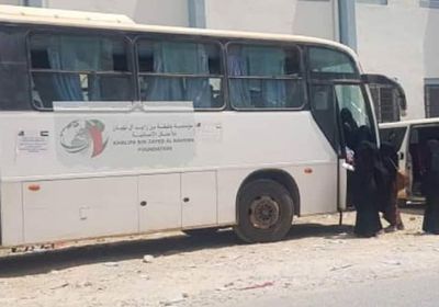 "خليفة الإنسانية": حافلات لنقل طالبات "الزهراء" بسقطرى