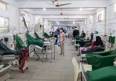 120 طنًا إمدادات طبية لمركز الكلى في الحديدة