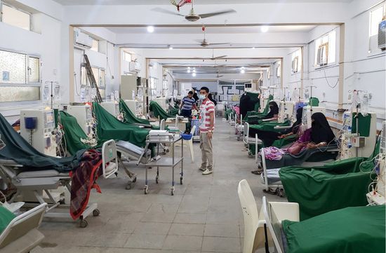 120 طنًا إمدادات طبية لمركز الكلى في الحديدة