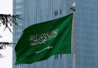 سعوديون يقبلون على شراء أسلحة نادرة بمعرض بالمملكة
