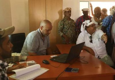 "خليفة الإنسانية" توزع منح مالية على شيوخ سقطرى