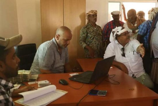 "خليفة الإنسانية" توزع منح مالية على شيوخ سقطرى