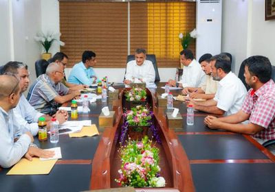 محافظ عدن يطلع على خطط تحسين خدمة الكهرباء