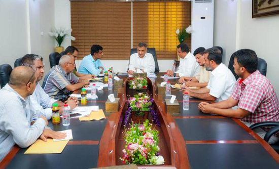 محافظ عدن يطلع على خطط تحسين خدمة الكهرباء