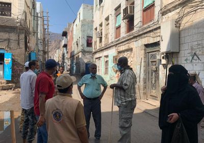 "انتقالي صيرة" يشارك في رفع مخلفات أحداث كريتر